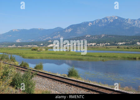 Reflexion der Rockies im Quellgebiet des Columbia River im Südosten von British Columbia hinzufügen, um die Schönheit dieser wichtigen Feuchtgebiet. Stockfoto