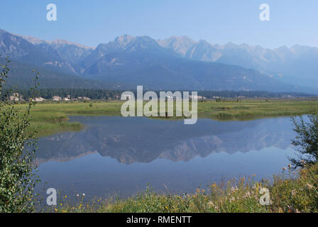 Reflexion der Rockies im Quellgebiet des Columbia River im Südosten von British Columbia hinzufügen, um die Schönheit dieser wichtigen Feuchtgebiet. Stockfoto