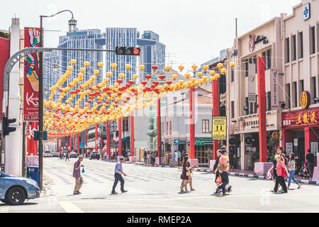 Singapur/Singapur - 10. Februar 2019: Chinatown Tourismus Bezirk chinesische Mondjahr bunte festliche Straße Dekorationen im Laufe des Tages Stockfoto