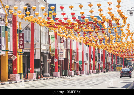 Singapur/Singapur - 10. Februar 2019: Chinatown Tourismus Bezirk chinesische Mondjahr bunte festliche Straße Dekorationen im Laufe des Tages Stockfoto