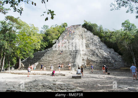 Klettern Ixmoja, der Tempel Pyramide von Coba, Mexiko Stockfoto