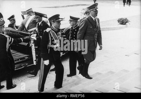 Adolf Hitler und Prinzregent Paul von Jugoslawien Aufstieg auf einer Treppe, bei seinem Besuch in Berlin. Im Auto auf der rechten Seite, Hitlers Adjutant Wilhelm Brückner. Stockfoto