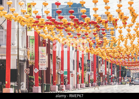 Singapur/Singapur - 10. Februar 2019: Chinatown Tourismus Bezirk chinesische Mondjahr bunte festliche Straße Dekorationen im Laufe des Tages Stockfoto