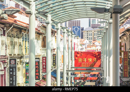 Singapur/Singapur - 10. Februar 2019: Chinatown Tourismus Bezirk chinesische Mondjahr bunte festliche Straße Dekorationen im Laufe des Tages Stockfoto