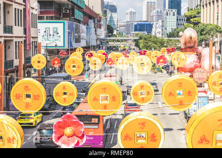 Singapur/Singapur - 10. Februar 2019: Chinatown Tourismus Bezirk chinesische Mondjahr bunte festliche Straße Dekorationen im Laufe des Tages Stockfoto