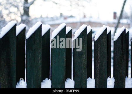 Winter Blick auf alte Holz Zaun mit wenig Schnee. Stockfoto