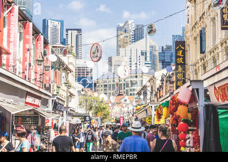 Singapur/Singapur - 10. Februar 2019: Chinatown Tourismus Bezirk chinesische Mondjahr bunte festliche Straße Dekorationen im Laufe des Tages Stockfoto