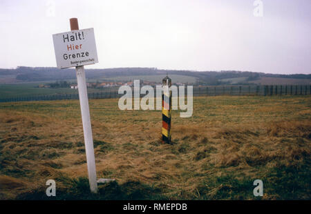 Ein Zeichen des Bundesgrenzschutzes warnt mit dem Hinweis! Hier Grenze" an der innerdeutschen Grenze. Undatiertes Foto. Stockfoto