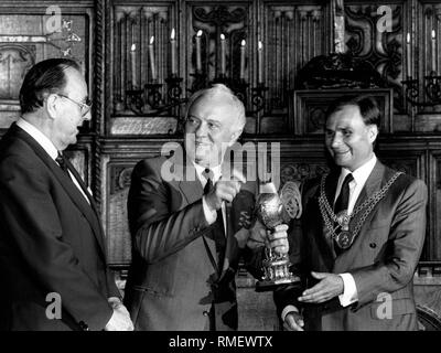 Im Friedenssaal des historischen Rathauses, Bürgermeister Jörg Twenhoeven (rechts) übergibt die traditionelle Begrüßung mit dem sowjetischen Außenminister Eduard Schewardnadse (Mitte). Neben, Hans-Dietrich Genscher (l). Stockfoto