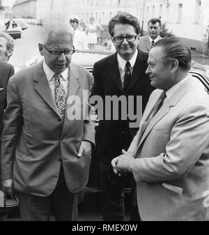 Bundespräsident Gustav Heinemann bei einem Besuch in München auf dem Gelände der Olympischen Sommerspiele 1972, begleitet von Bürgermeister Hans-Jochen Vogel und NOK-Präsident Willi Daume (von links nach rechts). Stockfoto