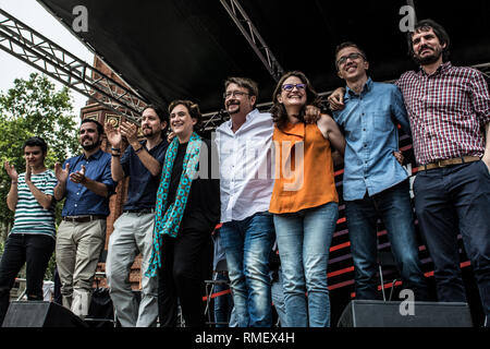 Lucía Martín (L), Alberto Garzón, Pablo Iglesias, Ada Colau, Xavier Domènech, Monica Oltra, Iñigo Errejón und Ernest Urtasun (R) während der Koalition Konferenz sehen. Podemos, Barcelona en Comú, Initiative für Katalonien Grüns und United und Alternative Linke, met für ein Wahlsystem Koalition durch den Bürgermeister von Barcelona, Ada Colau, und im Oktober 2015 bildeten die spanische Parlamentswahlen 2015 in Katalonien zu bestreiten. Stockfoto