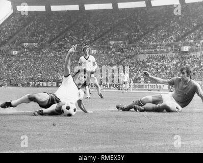 Gerd Müller (links) Kerben zu 2:0 im Spiel Deutschland gegen Jugoslawien (rechts Hadziabic) bei der WM 1974 in Deutschland. Stockfoto