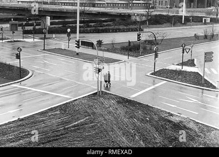 Es gibt nur Fußgänger auf der Straße hier in Essen durch das Fahrverbot an Sonntagen während der Ölkrise im November 1973. Stockfoto