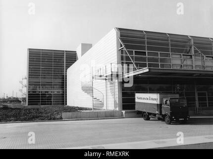 Druckerei der Sueddeutschen Zeitung in Hultschiner Straße, München. Außenansicht der Verarbeitung Hall (auf der rechten Seite mit Laderampe) und rotierendes drucken Facility (Zurück) aus Nordost. (Undatiertes Foto) Stockfoto