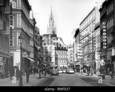 Blick entlang der Sendlingerstrasse am Marienplatz. Im Hintergrund, das Rathaus. (Undatiertes Foto) Stockfoto