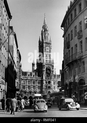 Die Neue Rathaus (Neues Rathaus) in München. Vor Autos und Fußgänger. Stockfoto