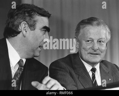 Der bayerische Ministerpräsident Max Streibl (rechts) im Gespräch mit dem CSU-Chef und Bundesfinanzminister Theo Waigel (links). Stockfoto