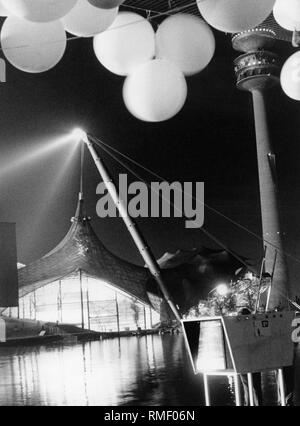 Blick auf die Sporthalle auf dem Olympischen Gelände von einer Spielstraße gesehen, an der Olympischen Sommerspiele 1972 in München, Deutschland Stockfoto