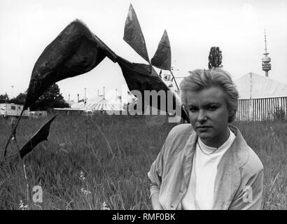 Am Tollwood Festival Olympiapark in München, ein Künstler Gruppe baut Skulpturen aus Holz auf dem Festivalgelände. Hier, Hilde Prinz, Student an der Akademie der Bildenden Künste in München, mit ihrem Objekt 'Die Welle" ("Die Welle") aus Zweigen und gestrichenem Papier. Tollwood Festival, München. Stockfoto