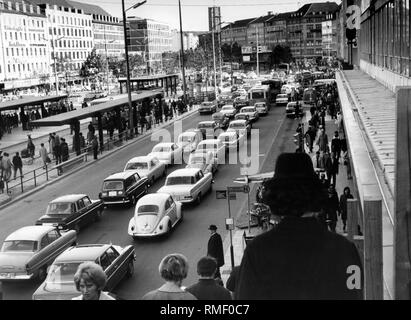 Viel Verkehr auf dem Stachus und in die Sonnenstrasse. Im Hintergrund der Turm der Kirche St. Matthäus am Sendlinger Tor. Stockfoto