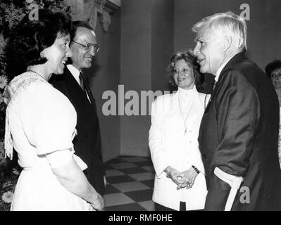 Edith und Heinz Ruhnau, Vorstandsvorsitzender der Lufthansa, mit Gundula und Joachim "Blacky" Fuchsberger (von links nach rechts). Stockfoto