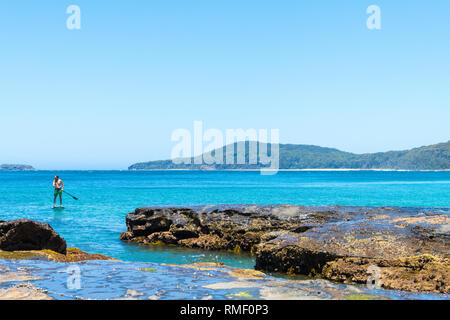 Kiesstrand, NSW, Australia-January 4, 2019: die Menschen genießen das sonnige Wetter am Kiesstrand, ein beliebter Campingplatz mit großen Surfing Beach und b Stockfoto