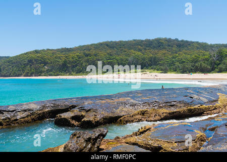 Kiesstrand, NSW, Australia-January 4, 2019: die Menschen genießen das sonnige Wetter am Kiesstrand, ein beliebter Campingplatz mit großen Surfing Beach und b Stockfoto