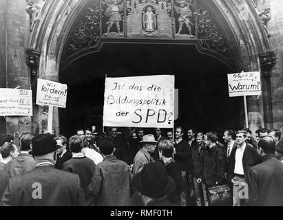 Studenten protestieren gegen die Erhöhung der Studiengebühren, der im Herbst 1966 vor dem Rathaus in München. Stockfoto