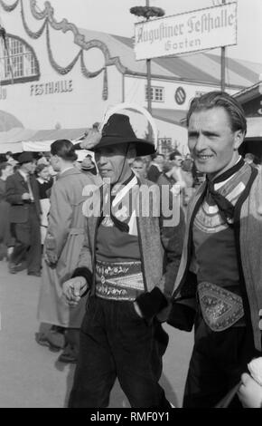 Zwei Bayern in traditionellen Kostümen vor der Augustiner Festhalle auf dem Münchner Oktoberfest. Stockfoto