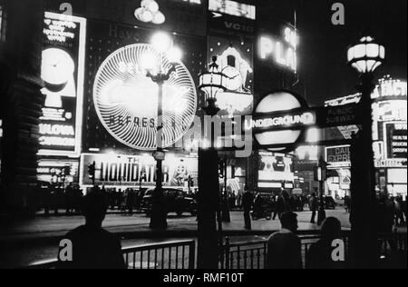 Piccadilly Circus in London: Bilder zeigt, beleuchtete Werbung (Daiquiri Rum, U-Bahn, der Liquidator) und Menschen (Undatiertes Foto). Stockfoto