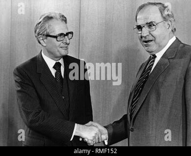 SPD-Kanzlerkandidat Hans-Jochen Vogel (links) und Bundeskanzler Helmut Kohl (rechts) Hände schütteln. Stockfoto