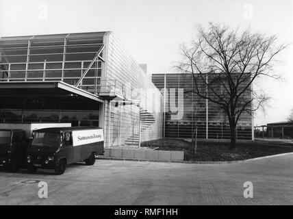 Drucken Haus der Sueddeutschen Zeitung am Hultschiner Straße in München. Teilweiser Blick von Nordwesten, Rotationsdruck Facility (rechts) und der Verarbeitung Halle mit Laderampe (links). (Undatiertes Foto) Stockfoto