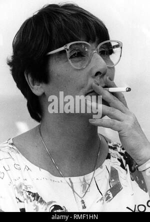 Renate Holland-Moritz - * 29.03.1935, ein Schriftsteller, Journalist, Filmkritiker in der DDR, Ihr realer Name ist Renate Spangenberg. Portrait Foto bei einem Buch Basar am 1. Mai 1990, vor der Humboldt Universität Berlin. Stockfoto