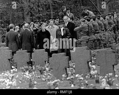 Auf einem Pfad, der von amerikanischen und deutschen Soldaten gesäumt (von links) Nancy Reagan, US-Präsident Ronald Reagan, Hannelore Kohl und Bundeskanzler Helmut Kohl, der soldatenfriedhof Bitburg-Kolmeshoehe geben Sie anlässlich des 40. Jahrestages des Endes des Zweiten Weltkrieges. Der Besuch wurde kritisiert, weil auf dem Friedhof Mitglieder der Waffen-SS begraben sind. Stockfoto