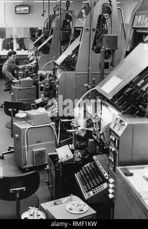 Blick auf die TTS-Abteilung (Teletypesetter System): Ein setter betreibt eine Setzmaschine (Undatiertes Foto). Stockfoto