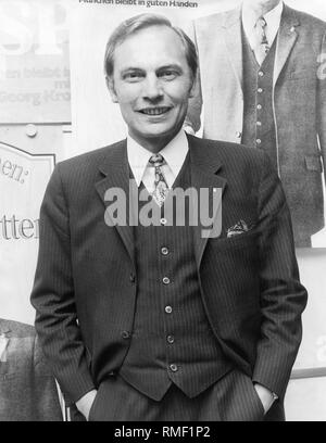 Der neu gewählte Georg Kronawitter (SPD) nach seiner Wahl zum Oberbürgermeister der Stadt München im Herbst 1972. Er steht vor der Wahl Plakate mit dem Slogan 'München bleibt in guten Händen." Stockfoto