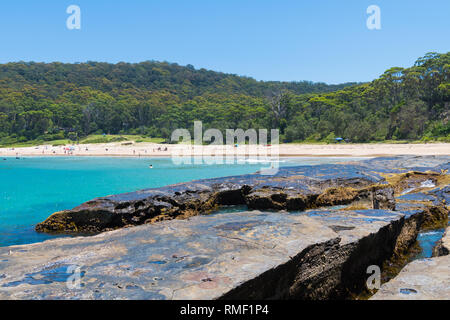 Kiesstrand, NSW, Australia-January 4, 2019: die Menschen genießen das sonnige Wetter am Kiesstrand, ein beliebter Campingplatz mit großen Surfing Beach und b Stockfoto
