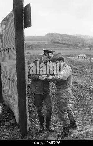 Soldaten der NVA Arbeiten an der Demontage der Metallgitter Zaun auf die innerdeutsche Grenze in der Nähe von Teistungen im Eichsfeld. Stockfoto