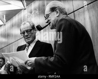 Der SPD-Vorsitzende Willy Brandt (links) und SPD-Fraktionsvorsitzende Herbert Wehner (rechts) während einer SPD-Fraktionssitzung in Bonn. Stockfoto