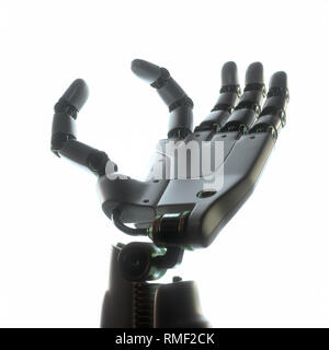 Roboterhand auf weißem Hintergrund. Ihr Text oder Bild zwischen die Finger des Roboters. Stockfoto