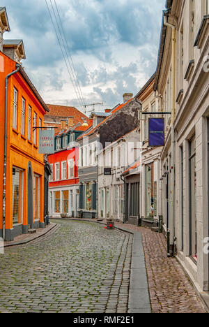 AARHUS, Dänemark - August 09, 2009: eine malerische kleine Straße in der Altstadt von Århus, Dänemark. Stockfoto