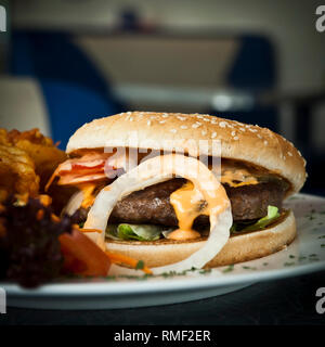 Ein Hamburger im klassischen Stil in einem 50er-60er Jahre Diner. [(C) Dirk Friedrich A. Stockfoto