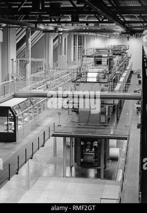 Druckerei der Sueddeutschen Zeitung auf Hultschiner Straße in München. Drucken der Abendzeitung auf den Drehknopf drücken. (Undatiertes Foto) Stockfoto