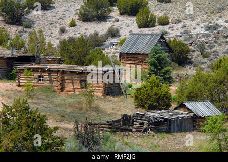 Alte Hütten und Schuppen sind Teil der El Rancho Del Las Golondrinas, lebendige Geschichte Museum, in der Nähe von Santa Fe, New Mexico. Holzleiter lehnt sich wieder Stockfoto