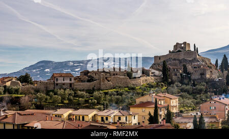 Das mittelalterliche Dorf Castiglione d'Orcia gegen die Schnee-bedeckten Hügeln, Siena, Toskana, Italien Stockfoto