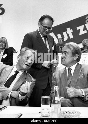 Das Foto zeigt von links: SPD-Vorsitzenden Willy Brandt, SPD-CEO Peter Glotz und der nordrhein-westfälische Ministerpräsident und sozialdemokratischen Kanzlerkandidaten für die Bundestagswahl 1987, Johannes Rau. Stockfoto