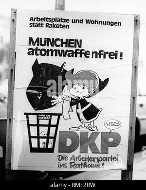 Auf ein wahlplakat der deutschen Kommunistischen Partei für die bayerischen Kommunalwahlen, der Muenchner Kindl fördert München als Atomwaffenfreie Zone. Stockfoto