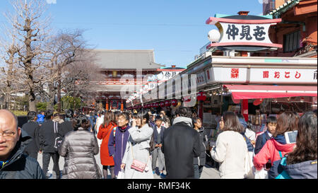 Tokio, Japan - Februar 1, 2019: Massen von Touristen und Einheimischen zu Fuß und Geschäften entlang der Einkaufsstraße Nakamise Dori durch Sensoji Heiligtum in Asakusa Viertel Stockfoto