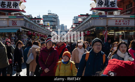 Tokio, Japan - Februar 1, 2019: Massen von Touristen und Einheimischen zu Fuß und Geschäften entlang der Einkaufsstraße Nakamise Dori durch Sensoji Heiligtum in Asakusa Viertel Stockfoto