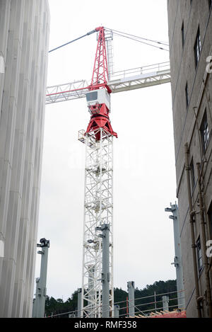 Ein schwerer Kran auf einer Stadt Baustelle Stockfoto